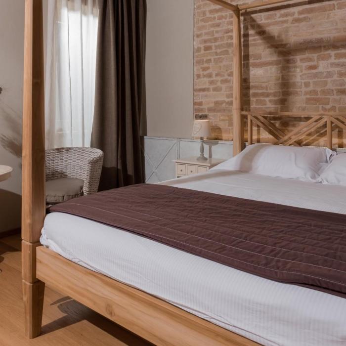 Letto a baldacchino matrimoniale legno massello teak Online