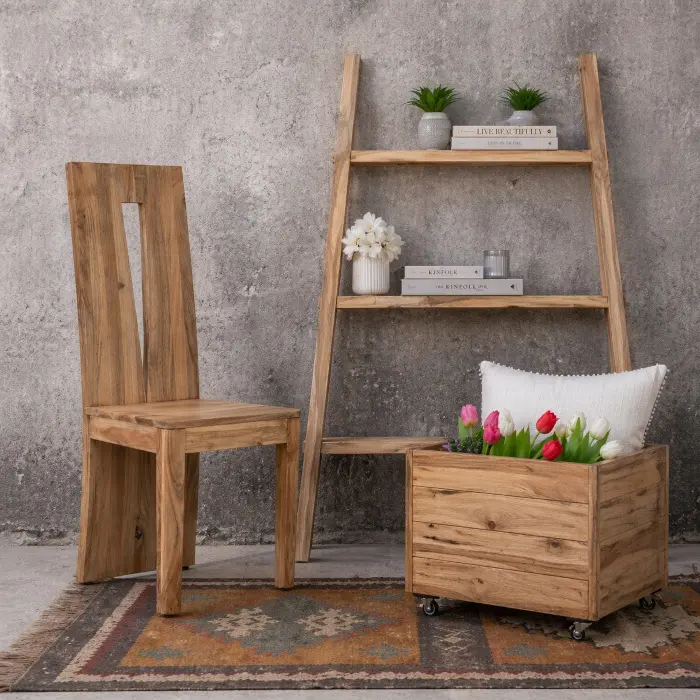 Sedie provenzali francesi eleganti in legno massello con finiture chiare e stile romantico shabby chic